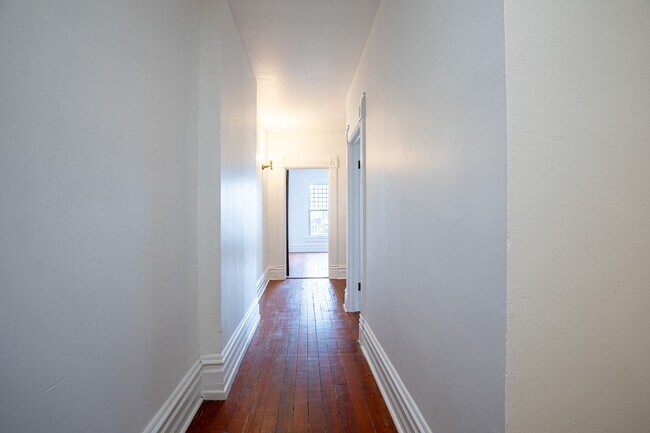 Building Photo - 1940-1946-1946 SW Market St Dr