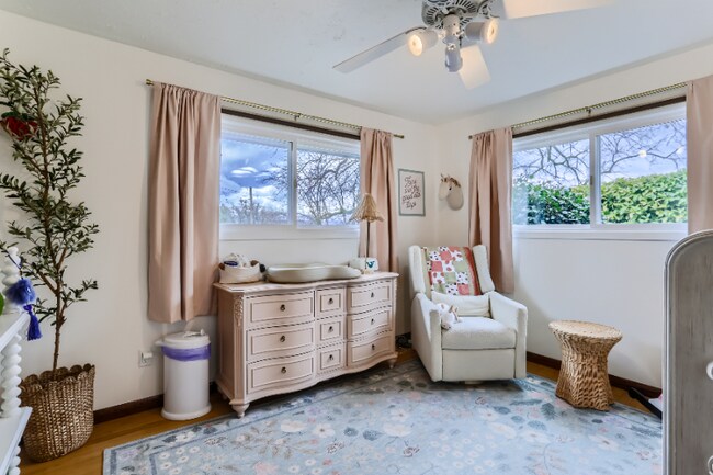 Building Photo - 6106 SE Riverside Dr