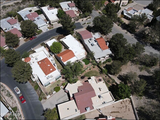 Building Photo - 1004 Los Jardines Cir