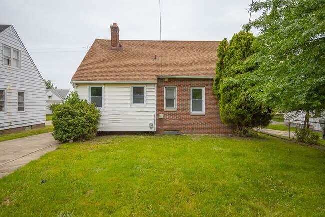 Building Photo - 3 Bedroom/1 Bath Single House Euclid!