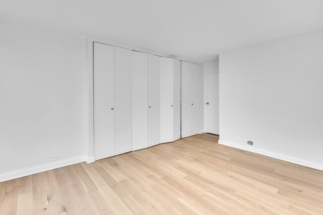 Building Photo - 5445 N Sheridan Rd