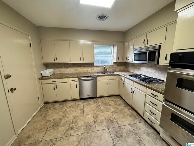 Building Photo - 3712 Country Club Dr S