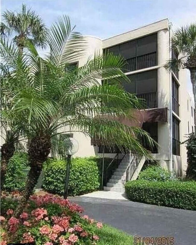 Building Photo - 9612 Riverside Dr