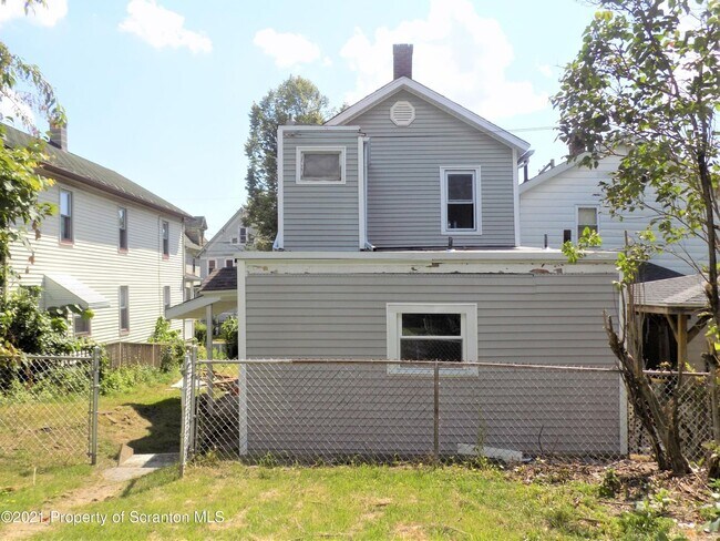 Building Photo - 417 Willow St