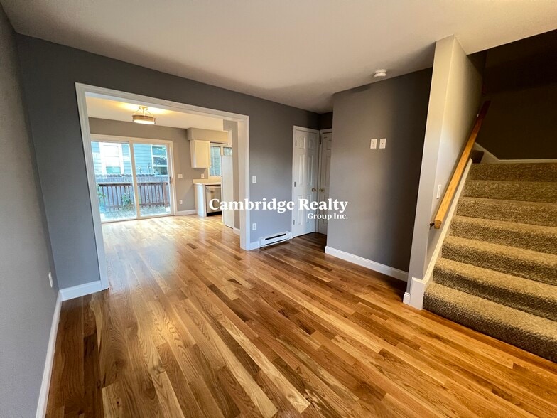 Primary Photo - 66 Murdock St