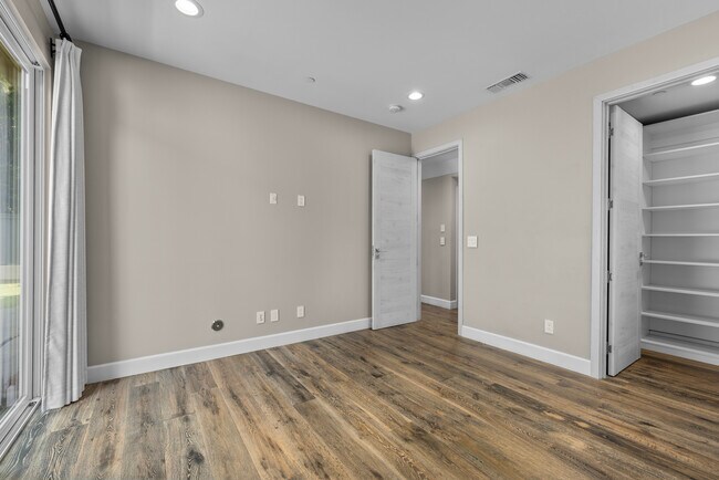 Building Photo - 2415 Carnegie Ln
