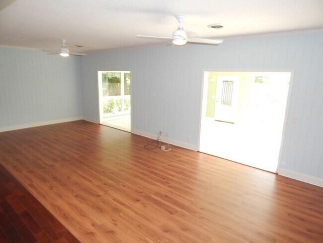 Building Photo - Spacious home in Pine Valley.