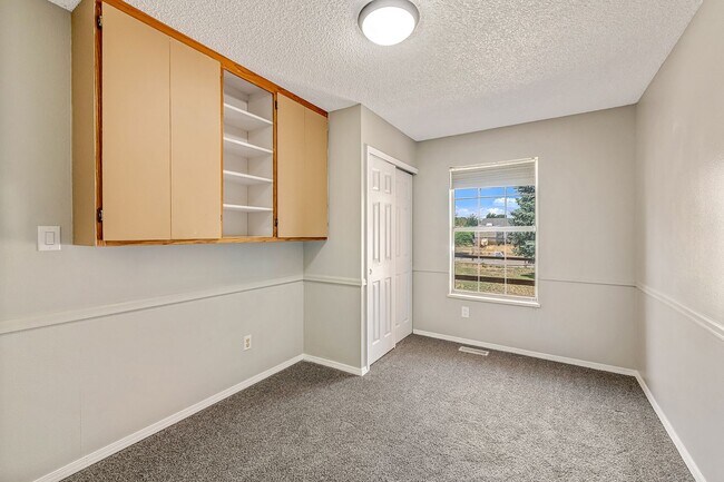 Building Photo - 466 1/2 Carson Lake Dr