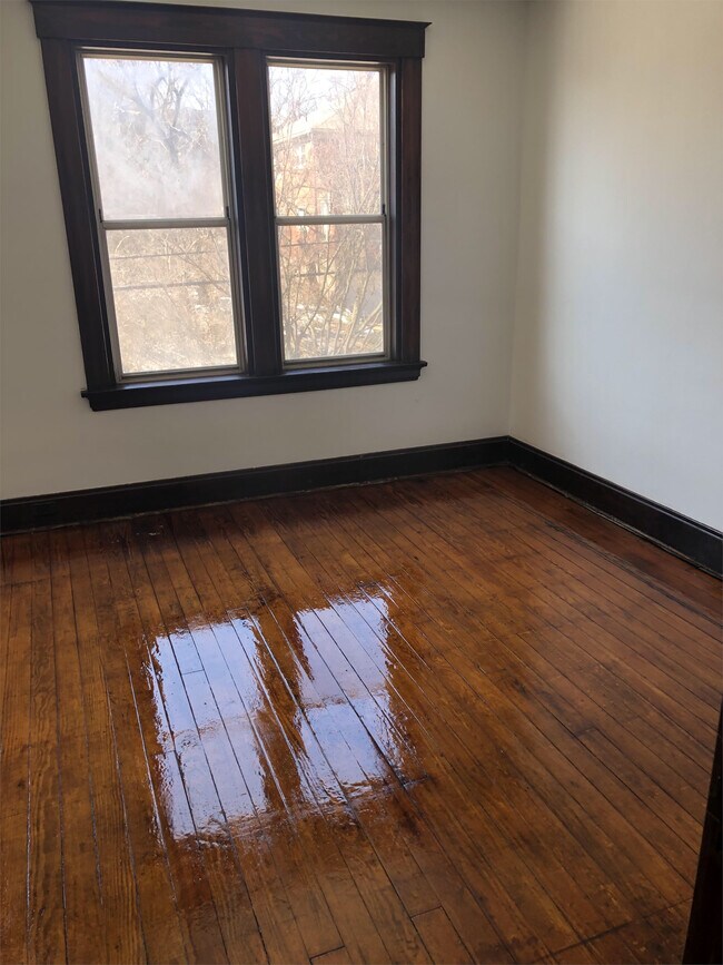 Building Photo - 2346 Ravine St