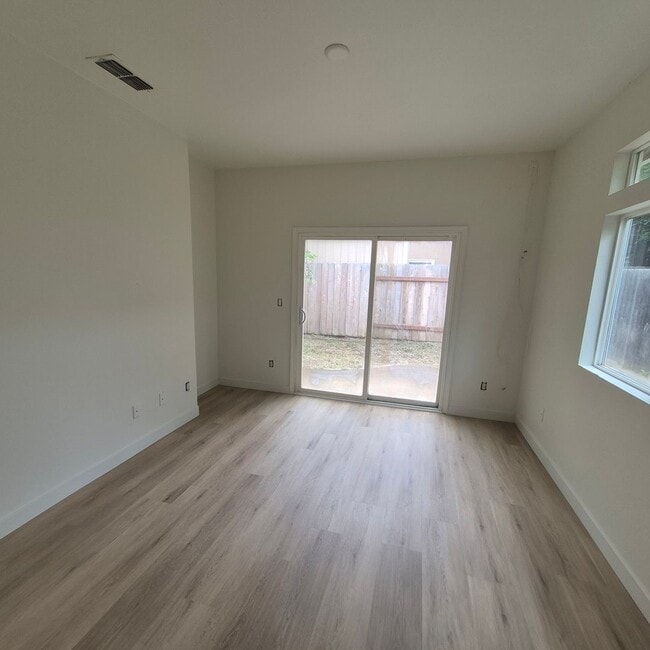 Building Photo - Single story Elk Grove home, 4 bedrooms, 2 baths; nice floor plan