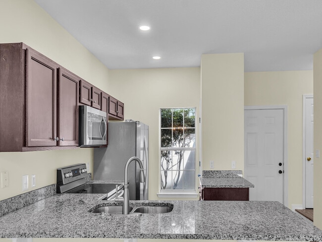 Building Photo - 2717 Bay Club Dr