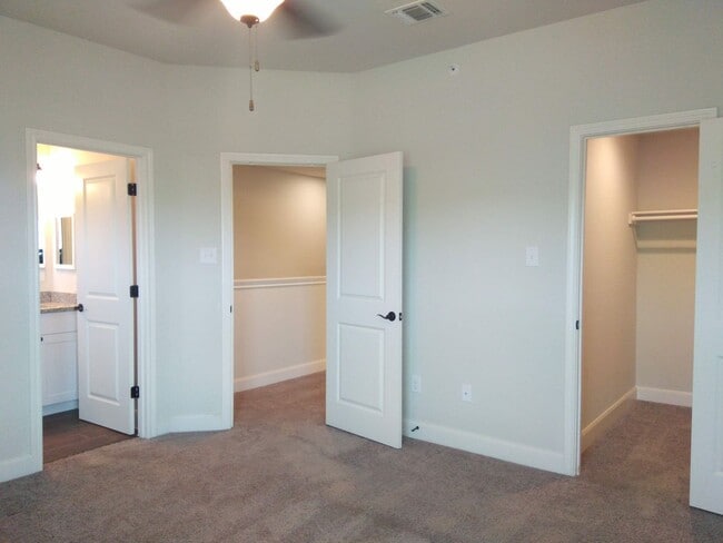 Building Photo - 3BR / 2.5BA Home | Fenced Backyard, Garage & Stainless Appliances!