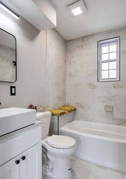 Main bathroom - 4208 Fort DuPont Ter SE