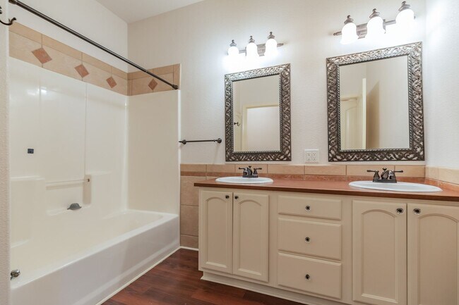 Building Photo - 3 bed 2 bath beautiful home!