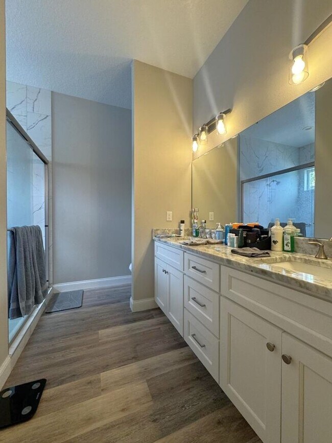 Building Photo - 4 Bedroom in Tomoka View