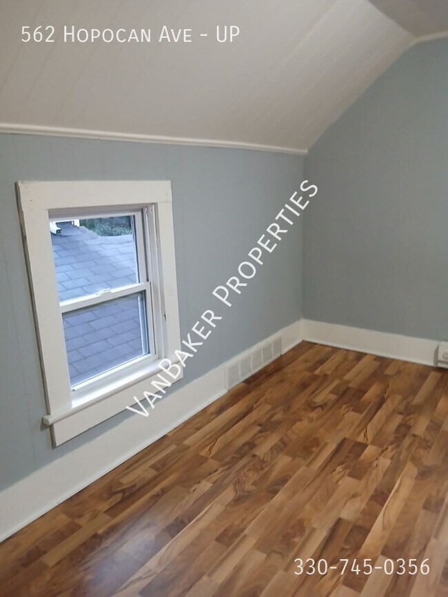Building Photo - 562 E Hopocan Ave