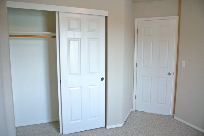 Building Photo - Spacious 3 bedroom 2.5 bath home in SE Cor...