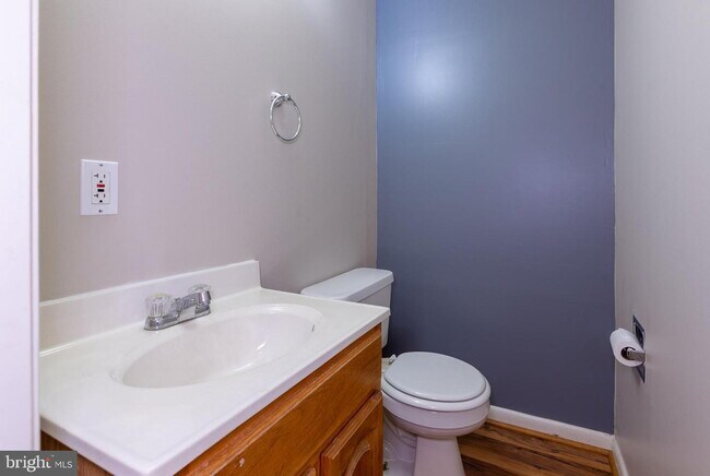 Building Photo - Stylish and Spacious Townhome with Open Floor Plan and Updated Kitchen