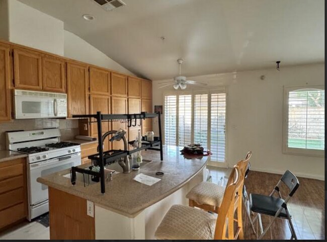 Building Photo - Beautiful 2-bedroom plus a loft, 2-bathroom home located in Oxnard, CA.