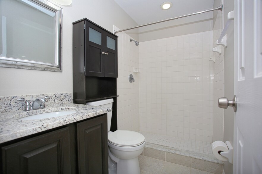 Master Bath - 480 Club Dr