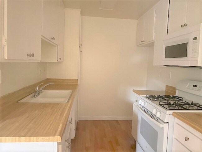 Building Photo - Charming 1-Bedroom Apartment Located in Va...