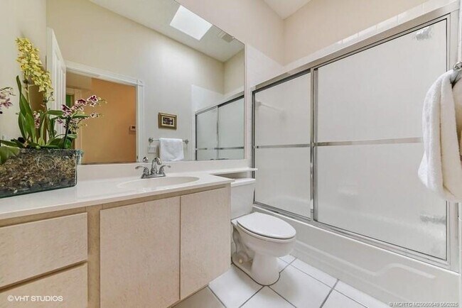 Building Photo - 8073 SE Double Tree Dr