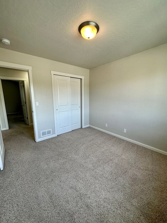 Building Photo - LARGE SINGLE FAMILY HOME ON CORNWALL (RPM#220)