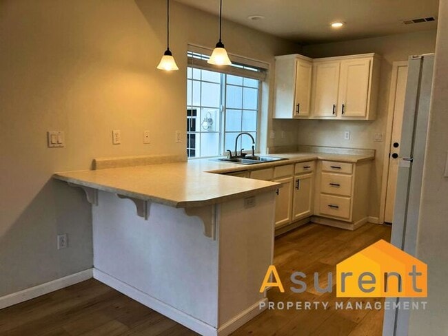 Building Photo - Wont Last Long---- 3 bed 2 Bath fenced back yard