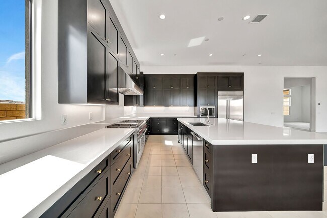 Building Photo - 30000 N Camino los Robles