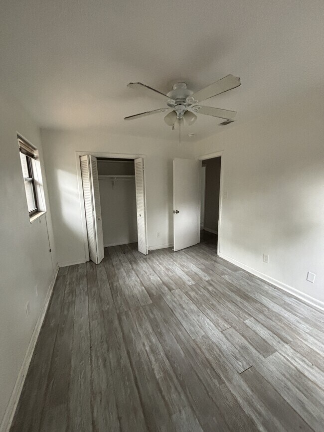 Building Photo - 2409 Almond Dr