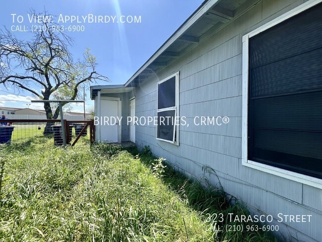 Building Photo - Charming 2-Bedroom Duplex in San Antonio -...
