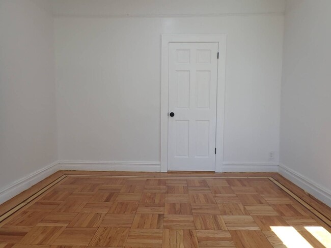 Building Photo - 663 E 94th St