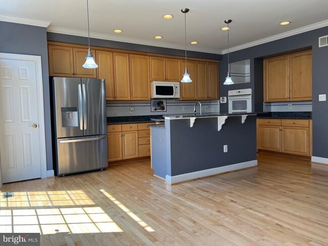 Building Photo - 787 Vestal St