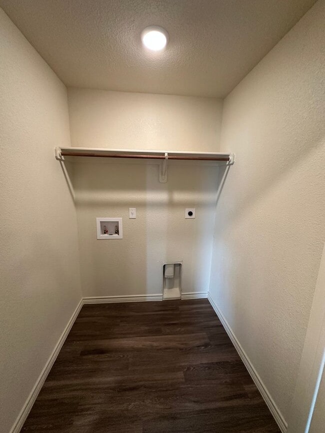 Building Photo - 3 Bedroom / 2 bathroom