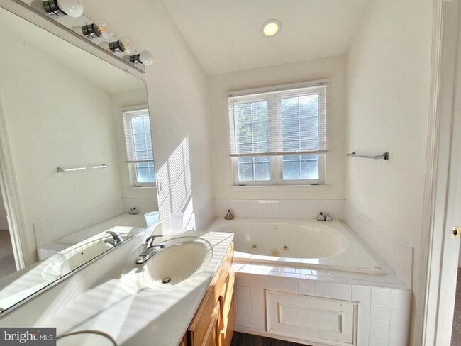Building Photo - 13115 Rosebay Dr