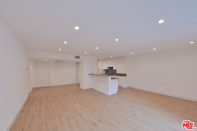 Building Photo - 136 S Palm Dr