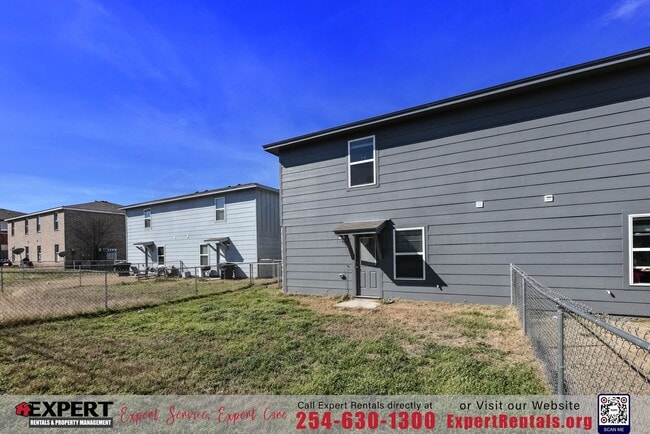 Building Photo - Discover the perfect blend of comfort and convenience!!