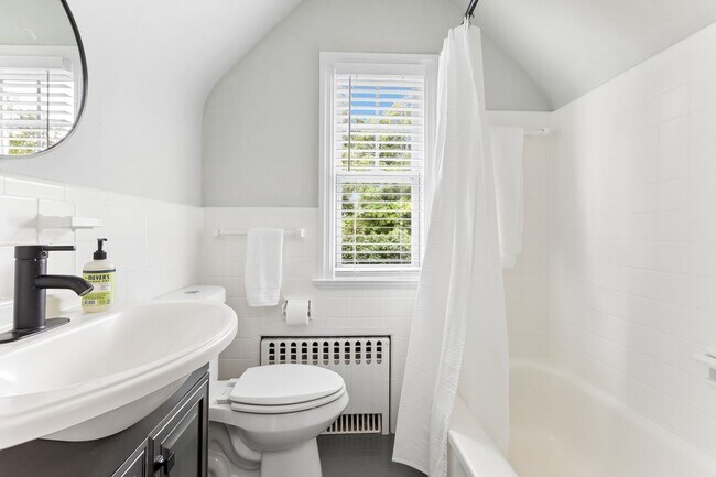 Building Photo - Fully Furnished Mid-Term Rental with Utilities Included!!