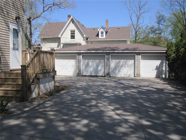 Building Photo - 517 2nd St S