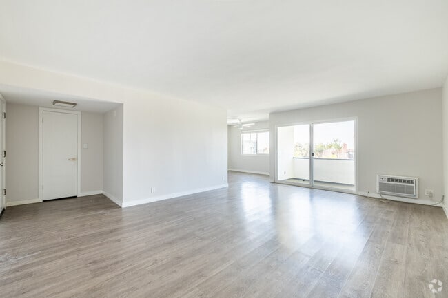 1BR, 1BA - 927SF - Living Room - Martel Royale