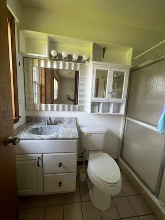 Building Photo - ***6 MONTH LEASE***Spacious Marion Rental!