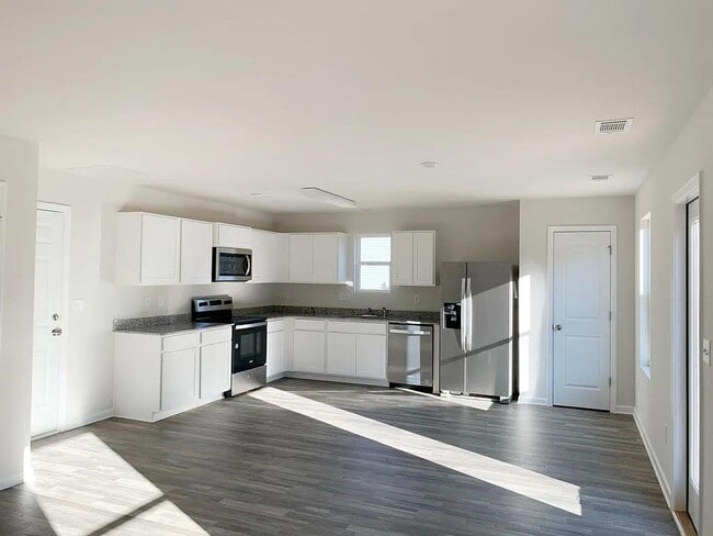 Building Photo - 142 Queens Cir