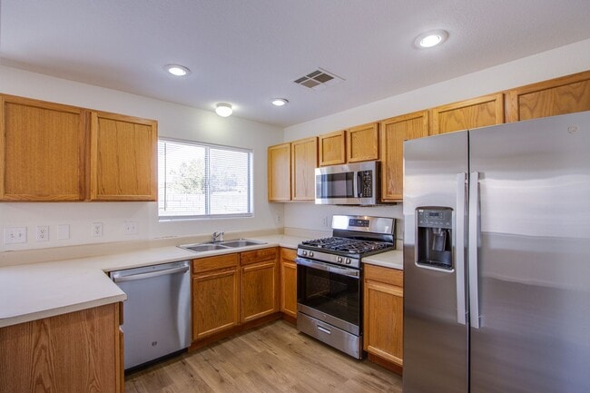 Building Photo - Lovely 4 bedroom 2.5 bath townhome in North Las Vegas gated community with a pool!