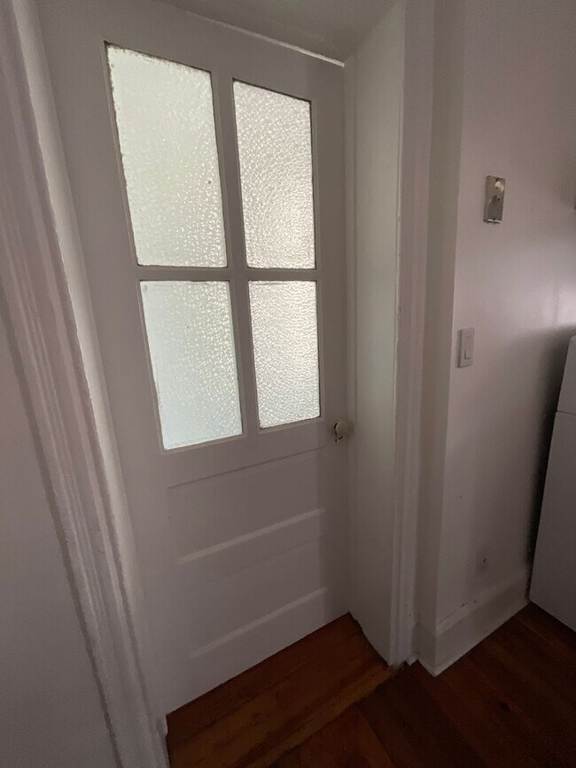 Building Photo - 624 Catharine Street