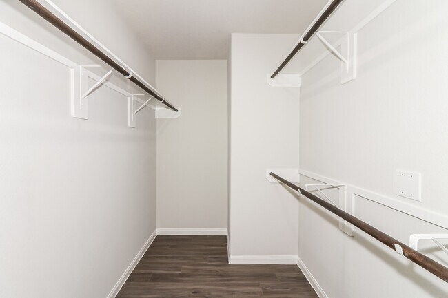 Building Photo - 810 Desoto Dr
