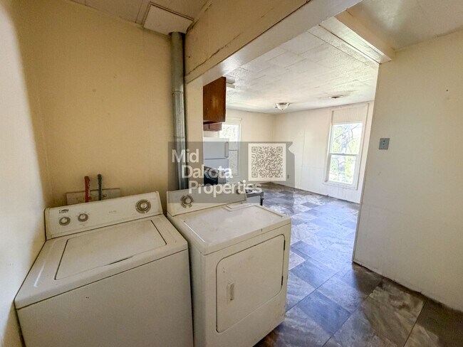 Building Photo - 408 S Duff St