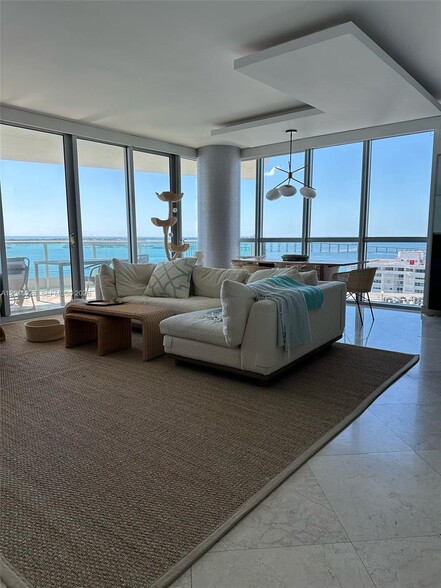 Building Photo - 1331 Brickell Bay Dr
