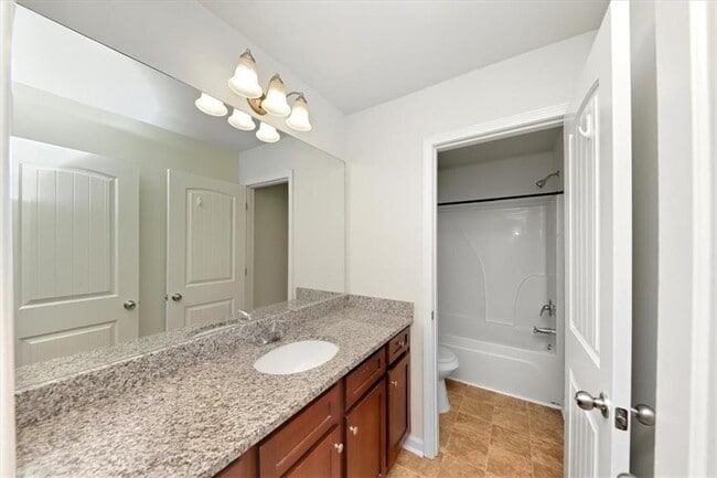 Building Photo - 541 Tulip Ln