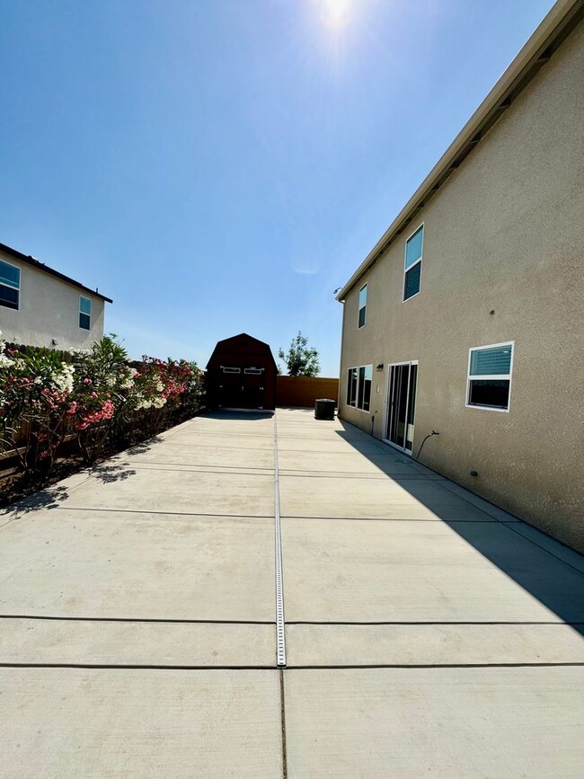 Building Photo - Huge 5 Bedroom + Den, 3 Bath Home Close to...