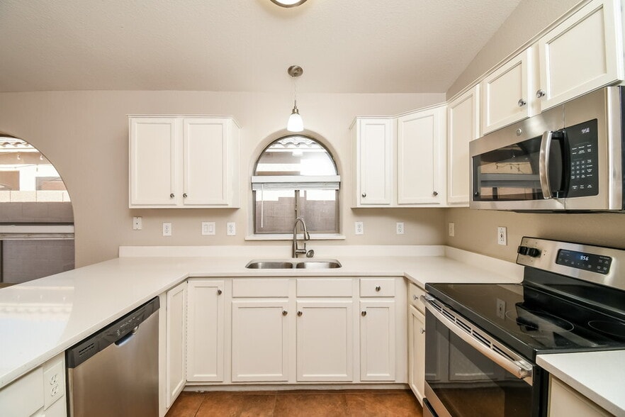 Building Photo - 9909 E Onza Ave